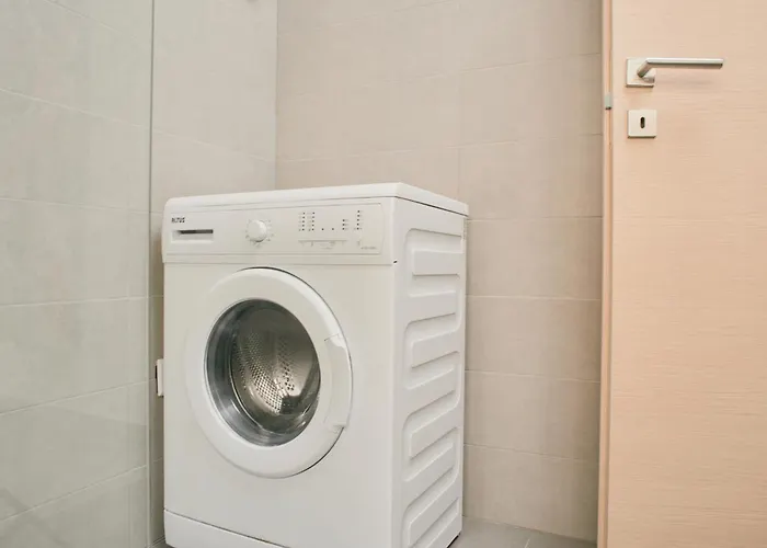 Kensington By Shmoo - 1 Minute To The Sea